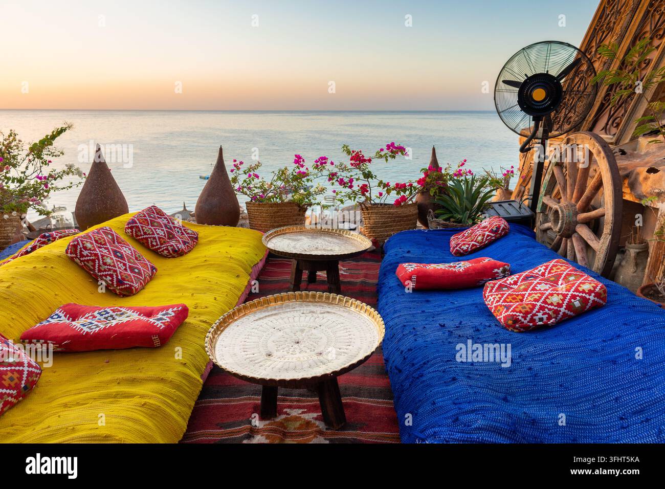 Caffè arabo orientale d'epoca. Luogo per rilassarsi sulla spiaggia di Ras Umm El Sid del Mar Rosso. Sharm El Sheikh, Egitto. Foto Stock