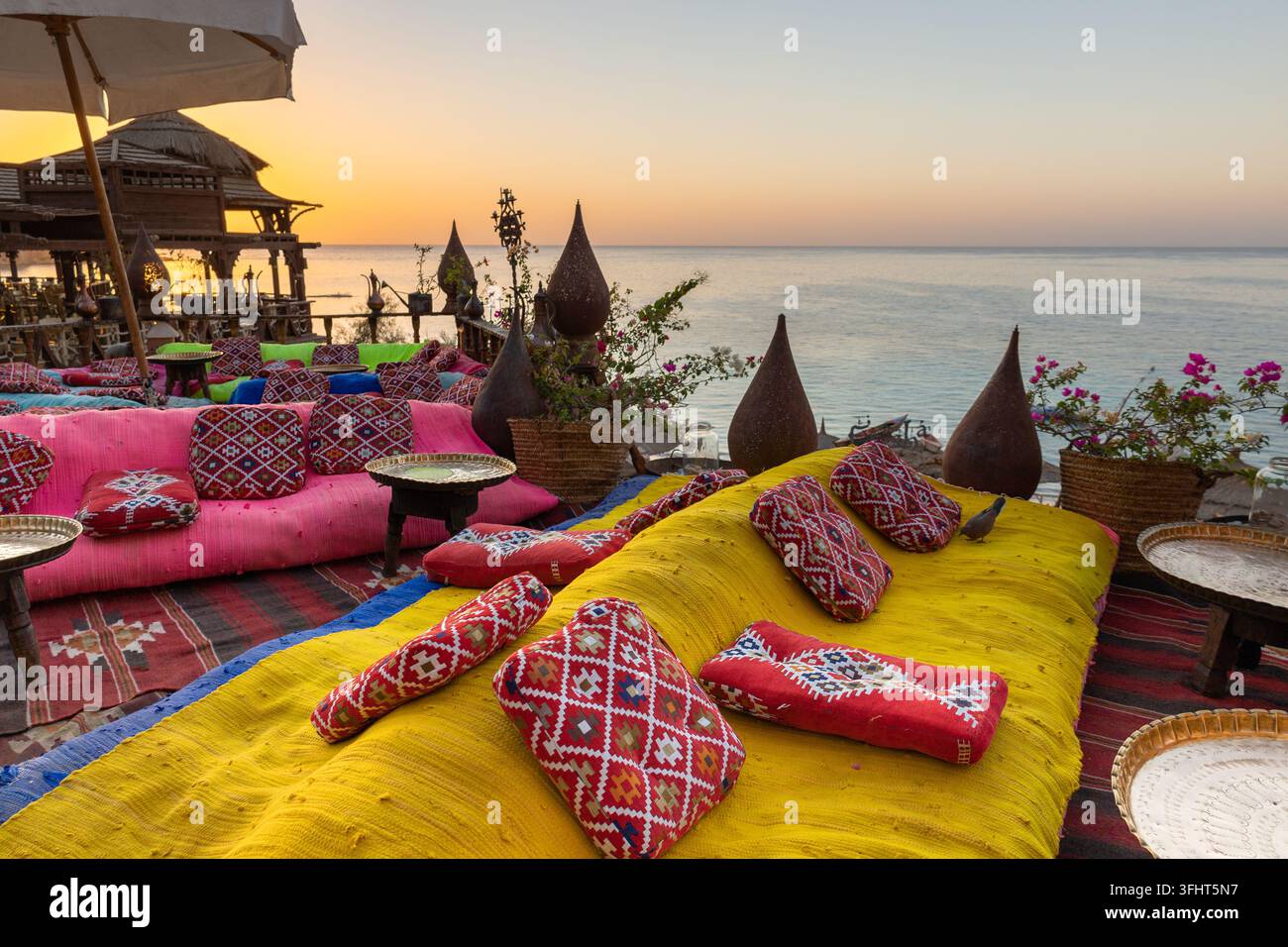 Caffè arabo orientale d'epoca. Luogo per rilassarsi sulla spiaggia di Ras Umm El Sid del Mar Rosso. Sharm El Sheikh, Egitto. Foto Stock