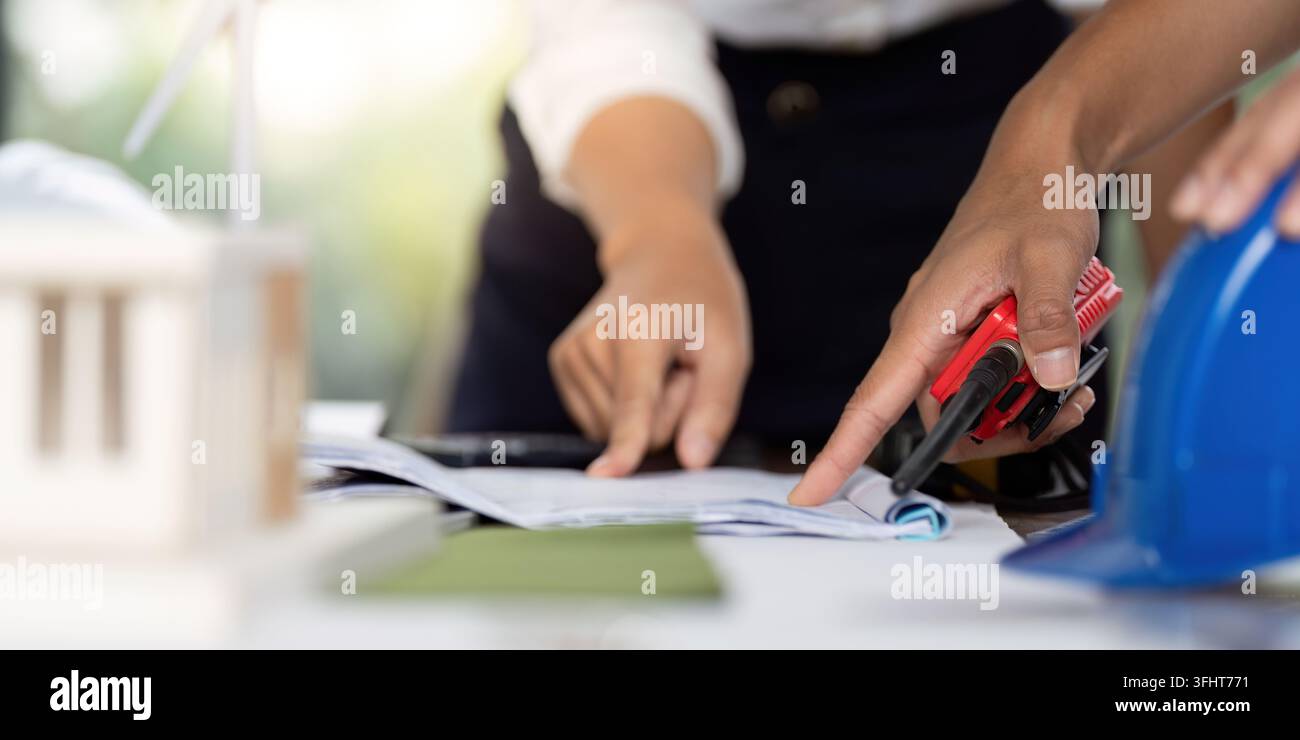 Pianificazione della sostenibilità con ingegneri che collaborano ai progetti Foto Stock