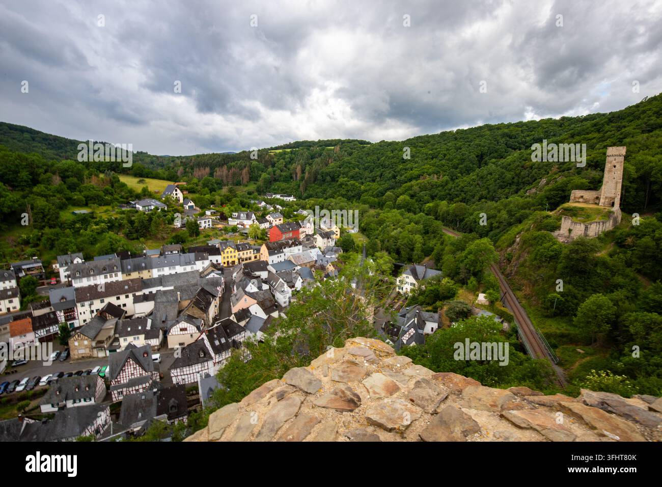 Paesaggio intorno al castello di Löwenburg, sul torrente Elzbach nel cuore della foresta. Foto di paesaggio vicino a Monreal, Germania Foto Stock