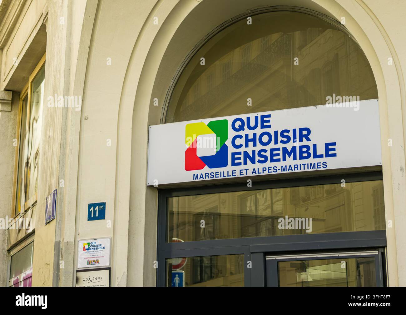 MARSEILLE, FRANCIA - 16 SETTEMBRE 2026 - Edificio dell'ufficio e segnaletica di Que Choisir Ensemble a Marsiglia, Francia Foto Stock