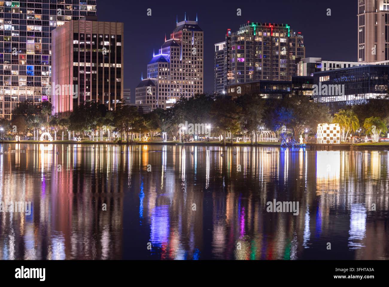 Vista notturna del centro di Orlando, Florida, USA, durante i mesi delle festività. Foto Stock
