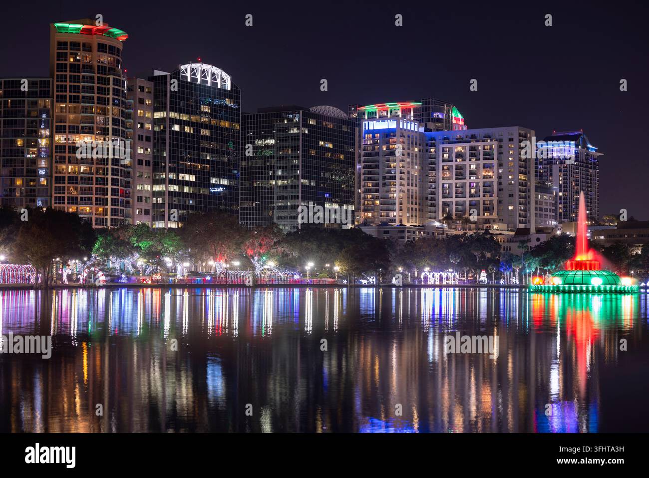 Vista notturna del centro di Orlando, Florida, USA, durante i mesi delle festività. Foto Stock