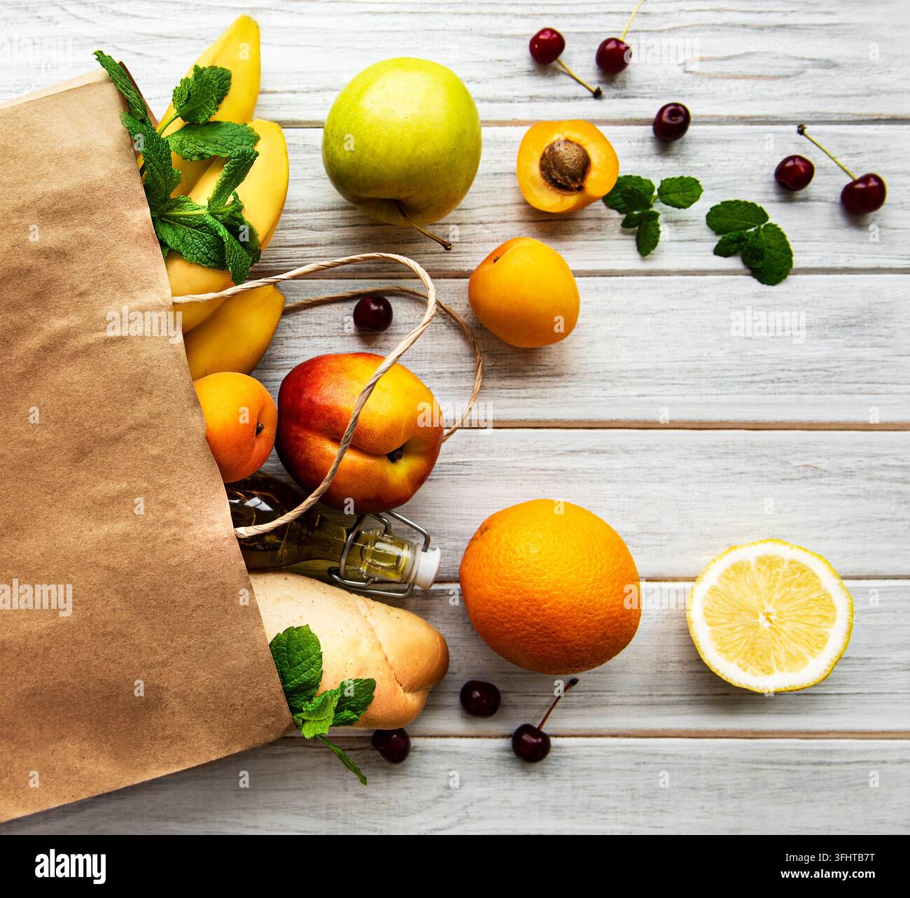 Cibo sano di fondo. Cibo sano in sacchetto di carta, frutta e bacche Foto Stock