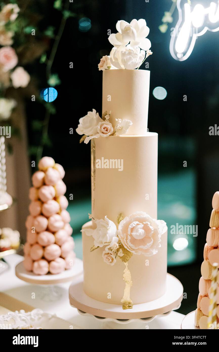 Elegante torta nuziale a tre piani con fiori di zucchero Foto Stock