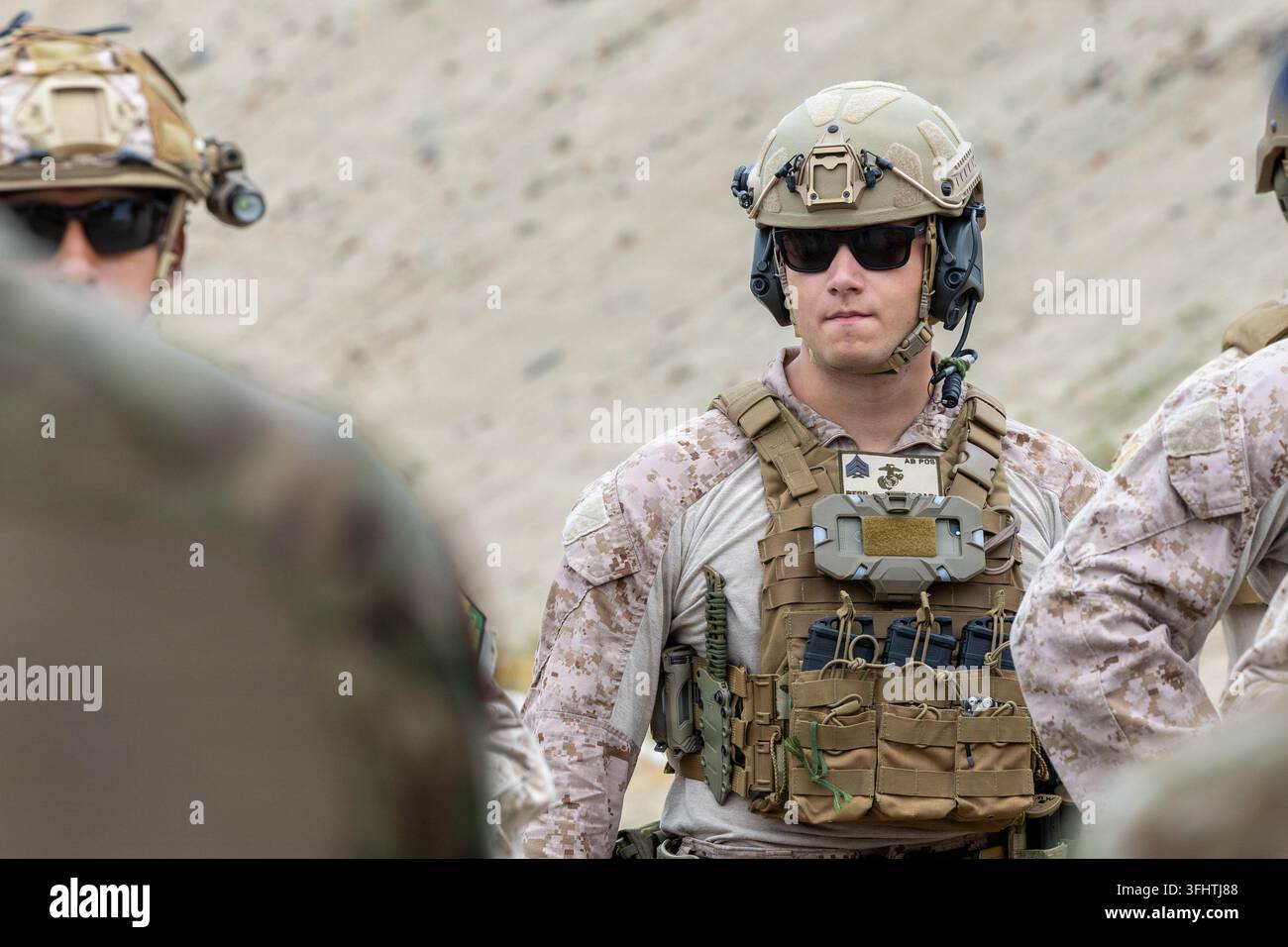 Il sergente Maxwell Webb dei U.S. Marine, con la Force Reconnaissance Company, 4a Divisione dei Marines, e membri del servizio delle nazioni partner, discutono tecniche durante l'esercizio di addestramento UNITAS 2026, un evento sponsorizzato dalle U.S. Naval Forces Southern Command e dalla U.S. Fourth Fleet, alla Base Naval Del Callao, Perù, il 12 settembre 2026. Foto Stock