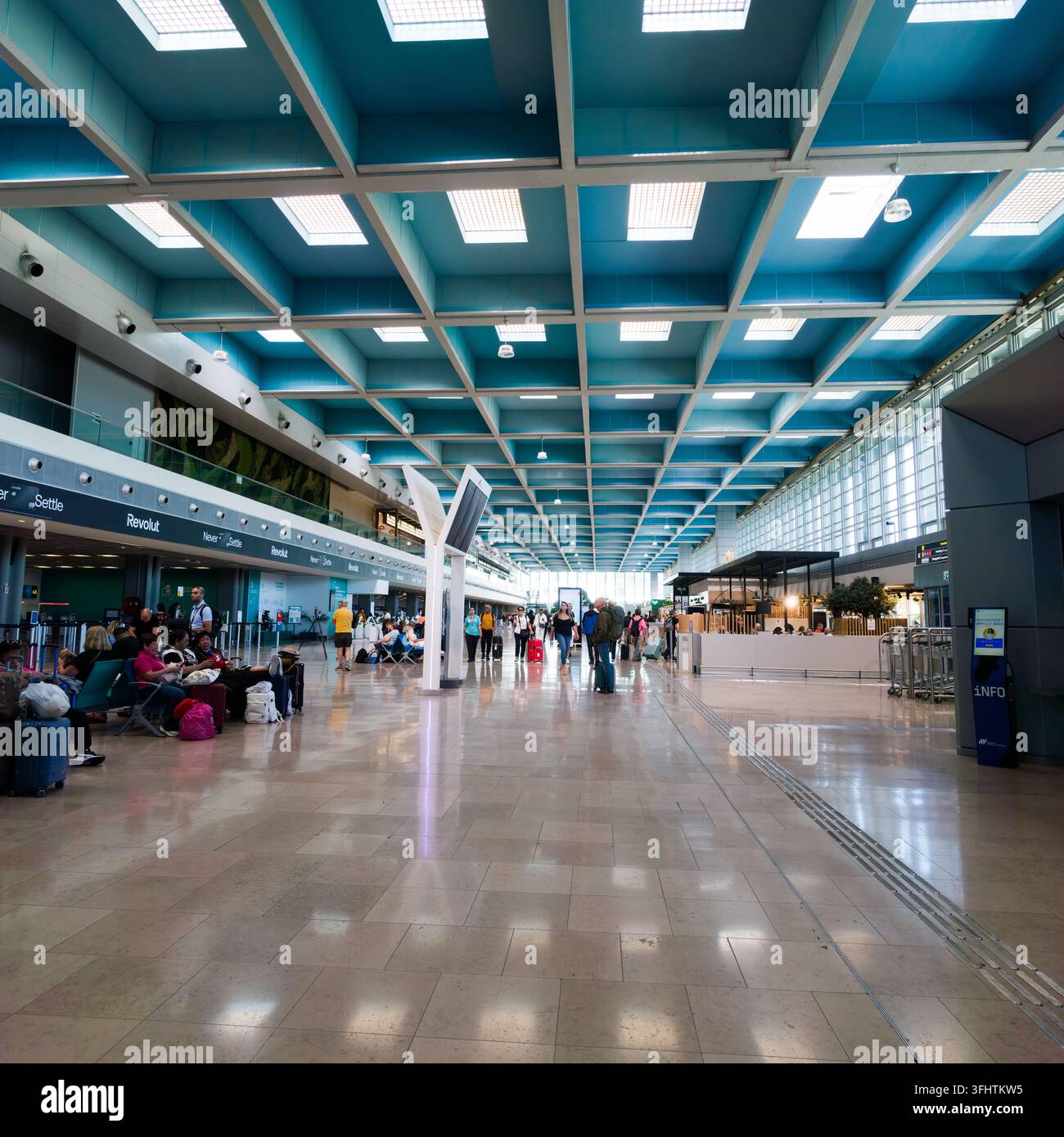 MARSEILLE, FRANCIA - 16 SETTEMBRE 2026 - Viaggiatori che camminano e aspettano all'interno dell'ampio edificio terminal dell'aeroporto di Marsiglia Provenza Foto Stock