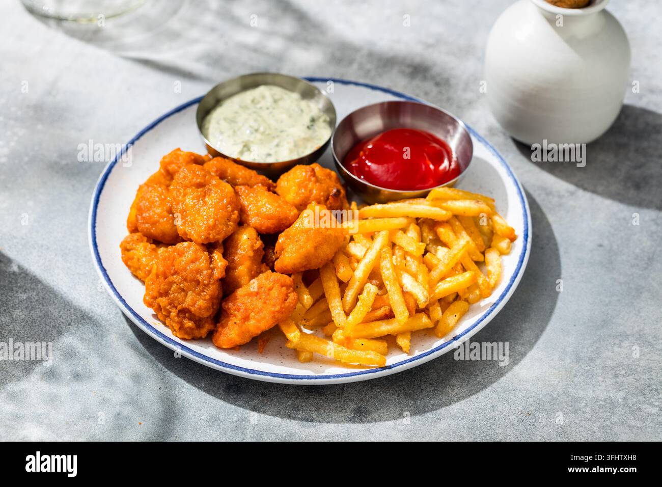 Alette di pollo Buffalo senza ossa fatte in casa con patatine fritte Foto Stock