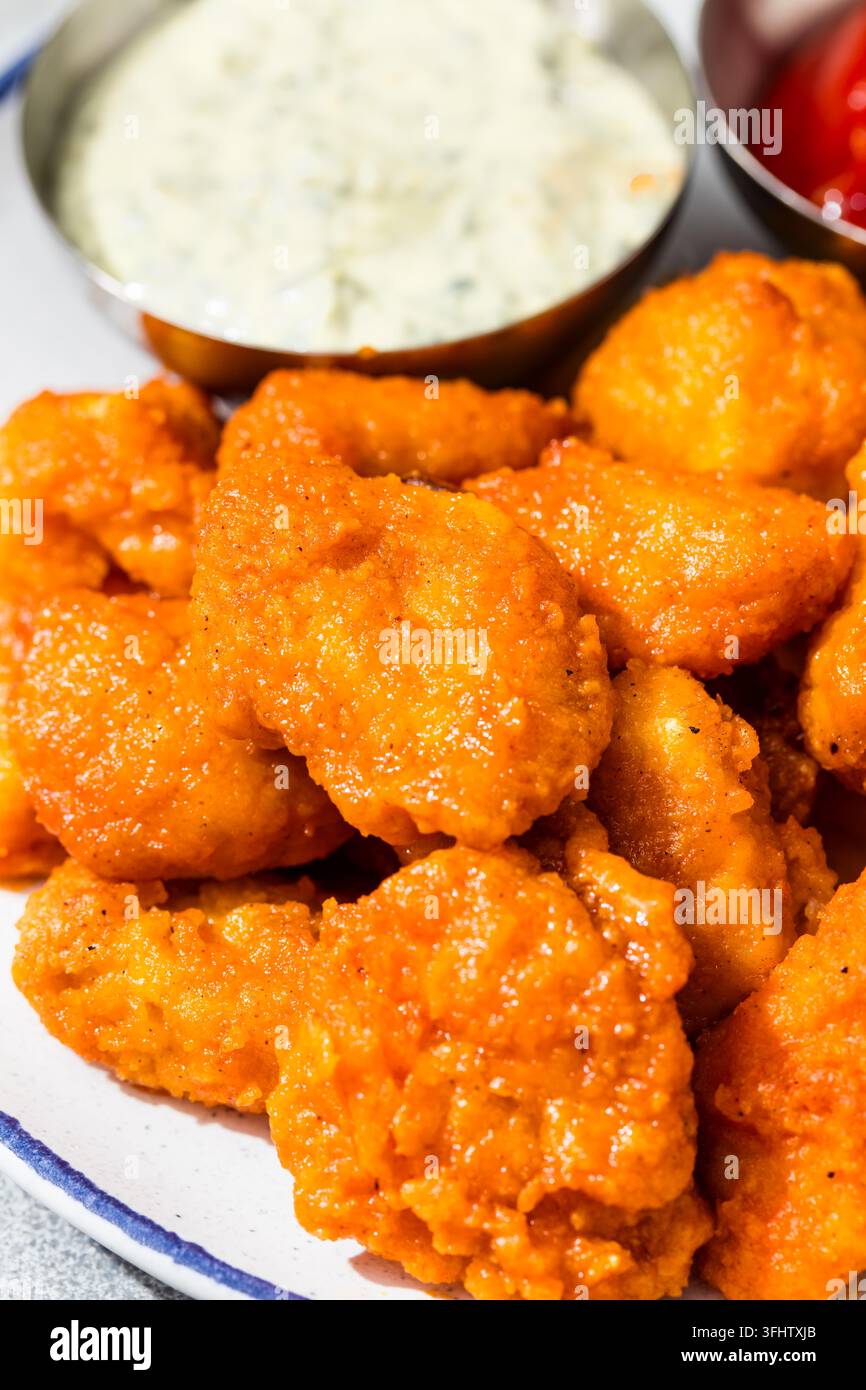 Alette di pollo Buffalo senza ossa fatte in casa con patatine fritte Foto Stock