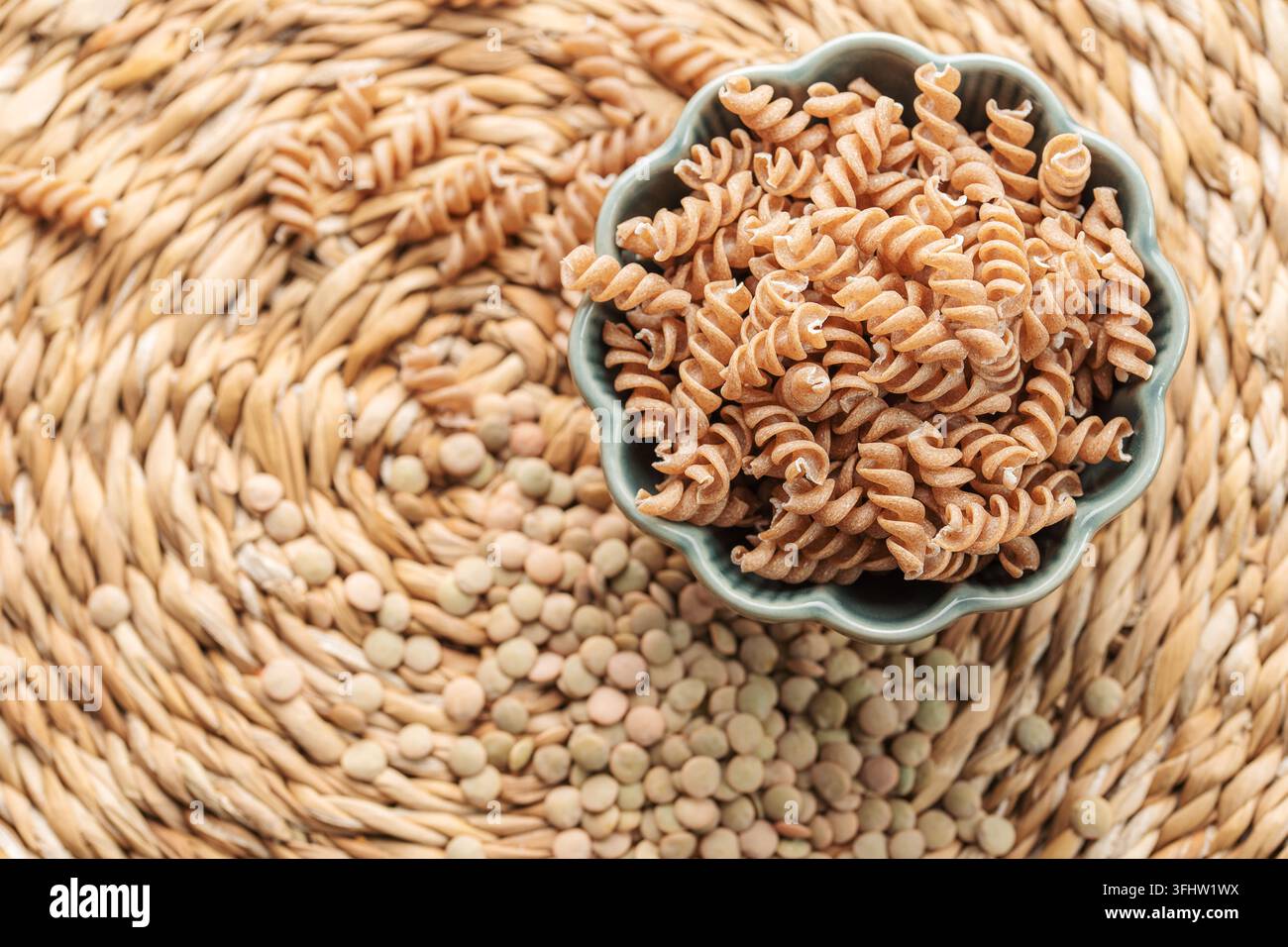 Pasta fusilli con lenticchie verdi Foto Stock