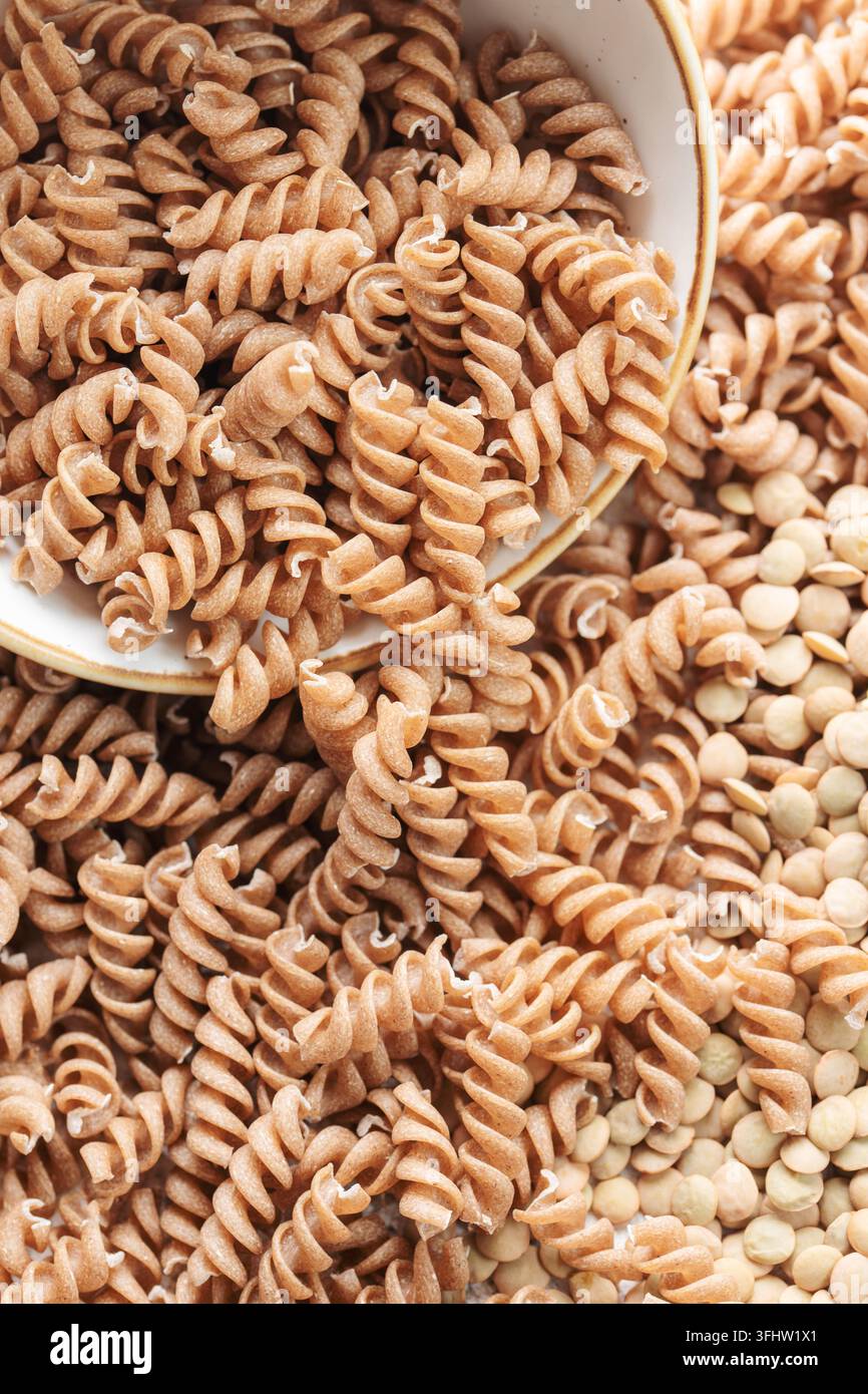 Pasta fusilli con lenticchie verdi Foto Stock