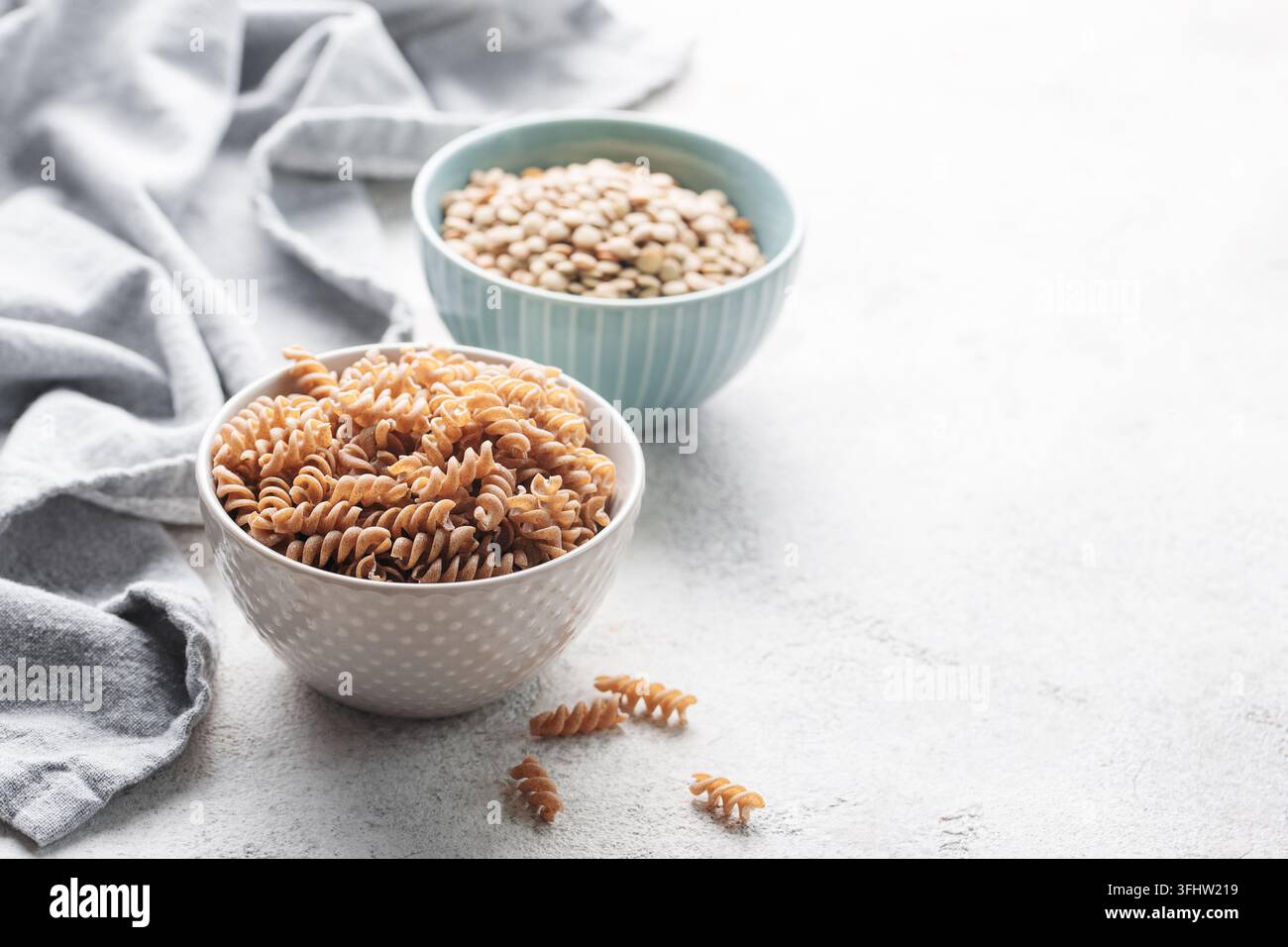 Pasta fusilli con lenticchie verdi Foto Stock