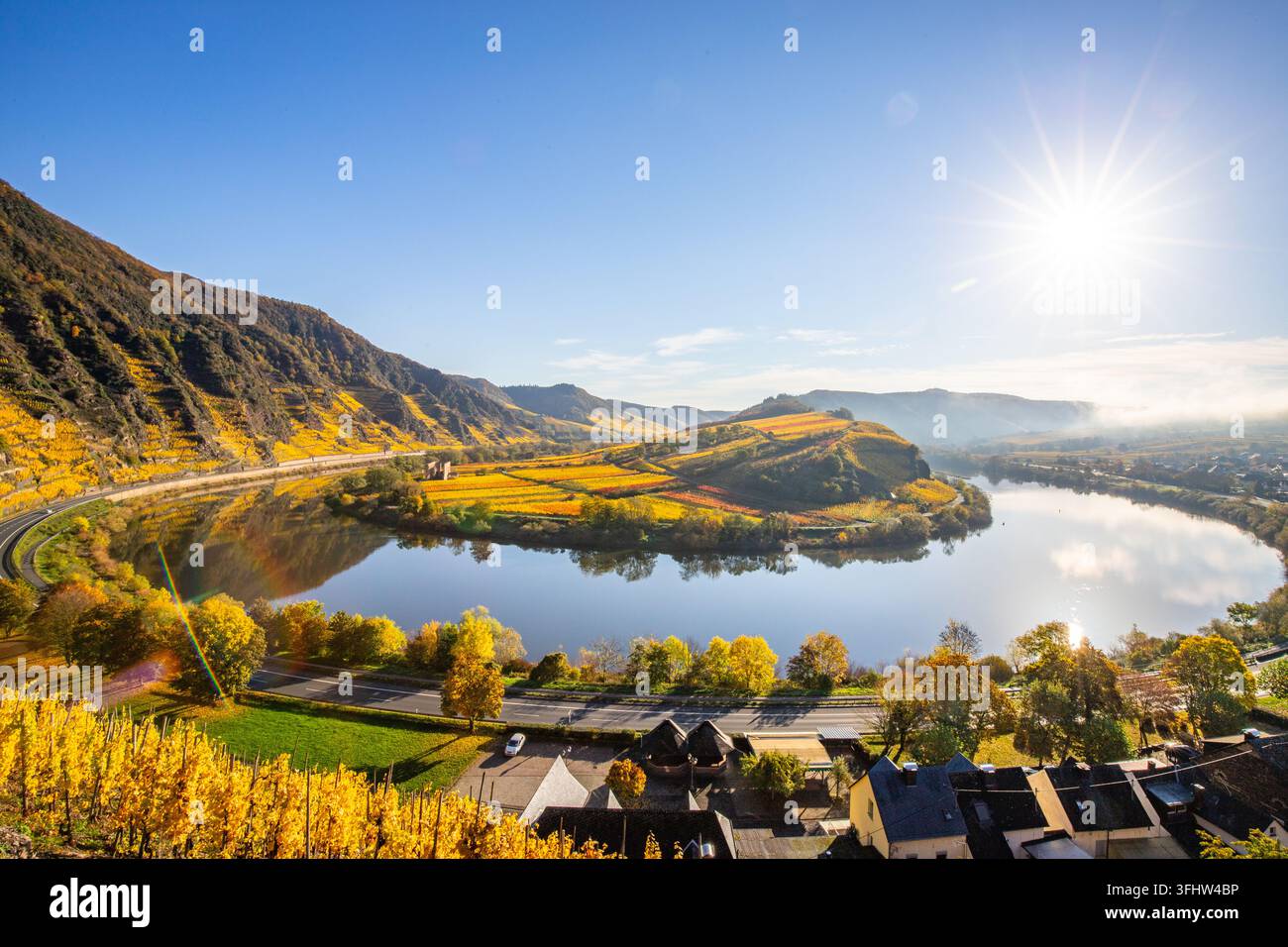 Fiume in Germania che compie una curva di 180 gradi. Con vigneti e un paesaggio bellissimo Foto Stock