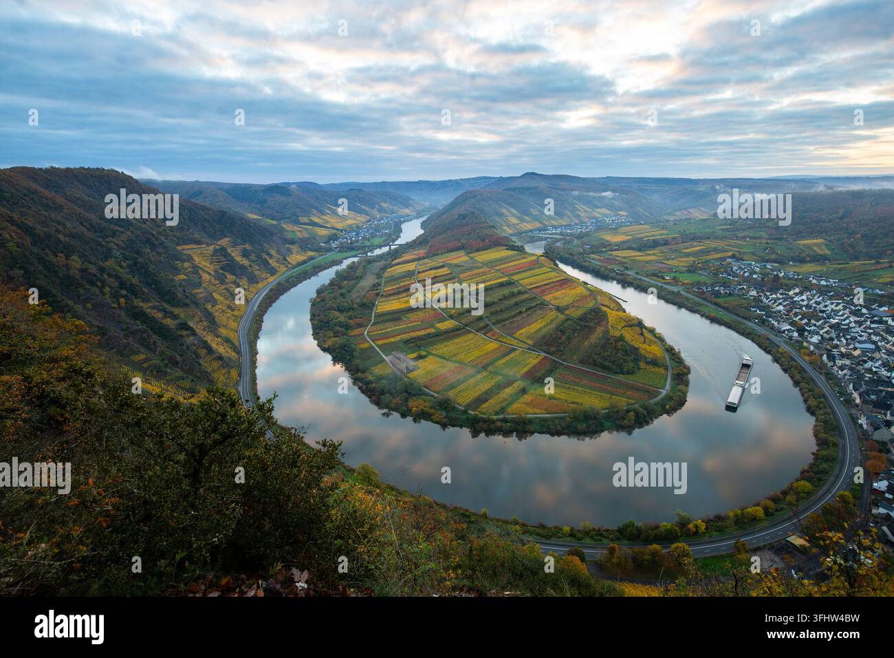 La ansa della Mosella, un fiume meraviglioso in Germania, con vigneti e un paesaggio fantastico. Foto Stock