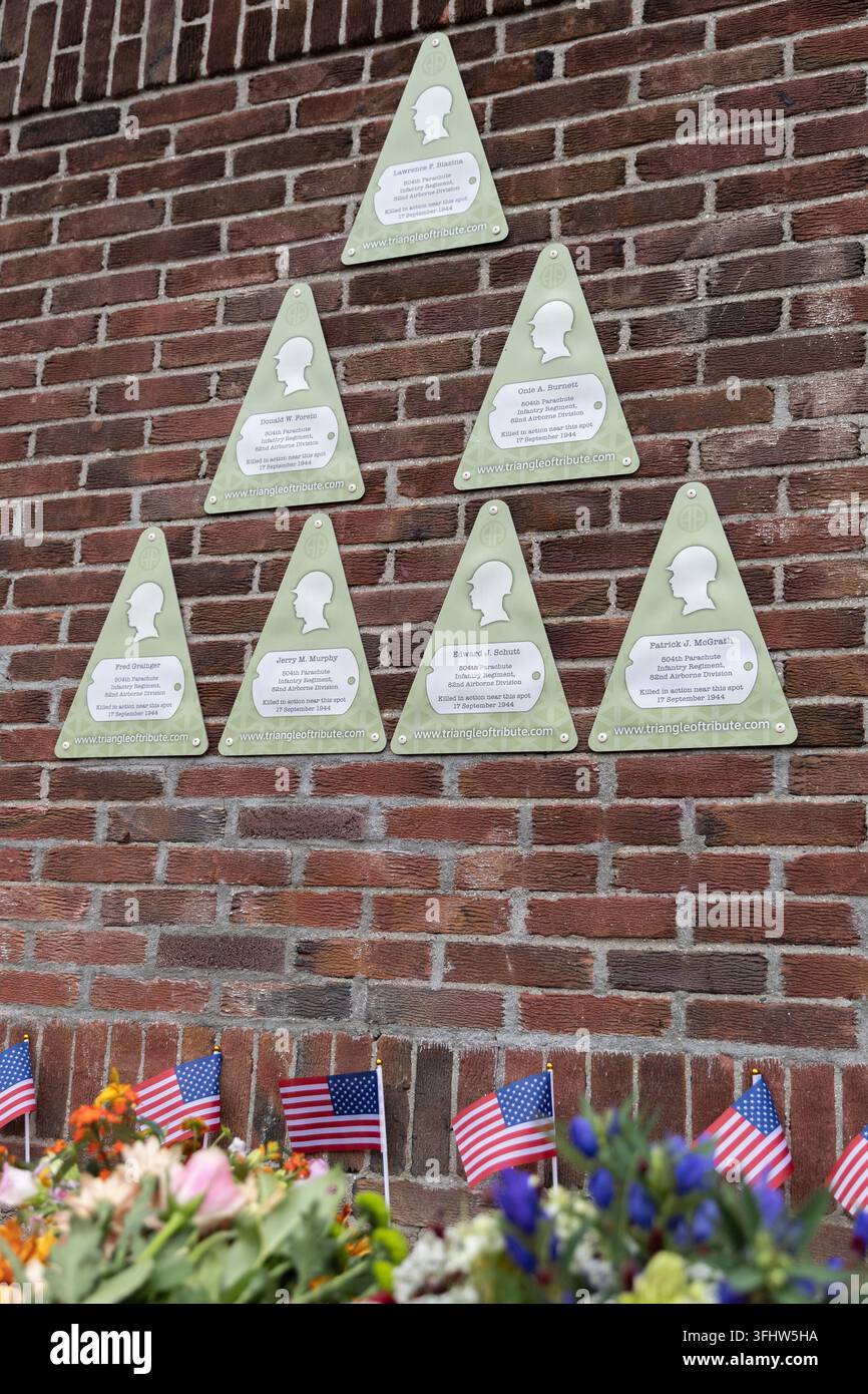 Una cerimonia a Heumen, Paesi Bassi, ha commemorato i paracadutisti della 82ª Divisione Aviotrasportata che hanno perso la vita durante l'operazione Market Garden, tra cui Lawrence F. Blazina, Onie A. Burnett, Donald W. Forein, Fred Grainger, Patrick J. Mcgrath, Jerry M. Murphy ed Edward J. Schutt, come parte della relazione di lunga data tra gli Stati Uniti e i Paesi Bassi. Foto Stock