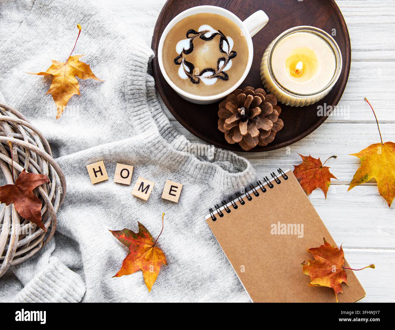 Quaderno e caffè. Concetto autunnale. Foto Stock