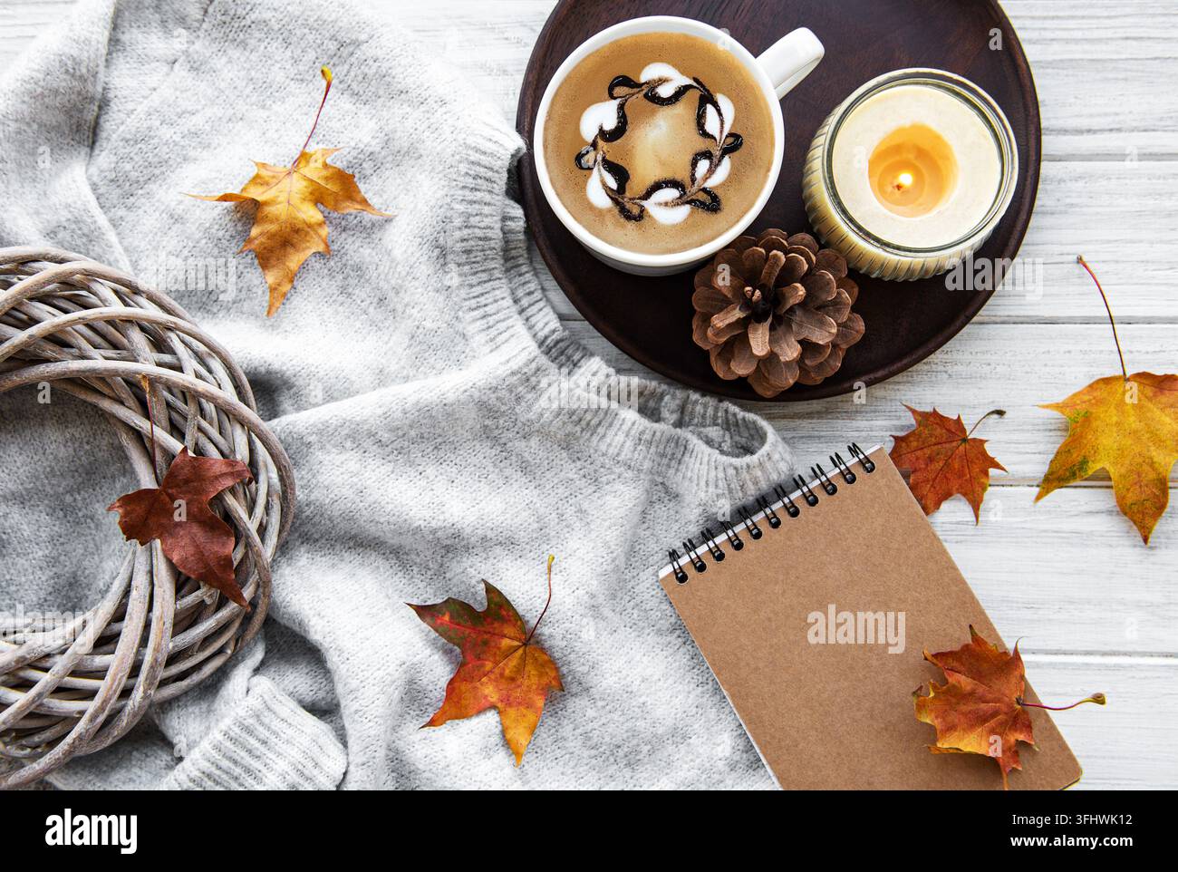 Quaderno e caffè. Concetto autunnale. Foto Stock