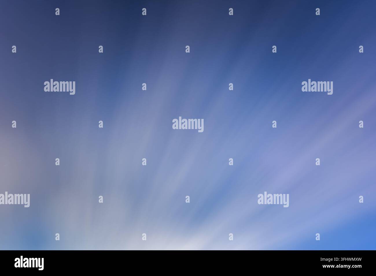 Sfondo cielo blu dinamico sfocato con luce e ombre Foto Stock