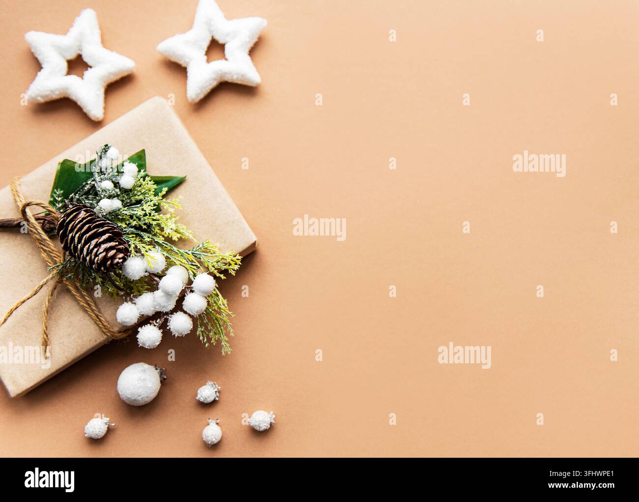 Confezione regalo avvolto in carta artigianale Foto Stock