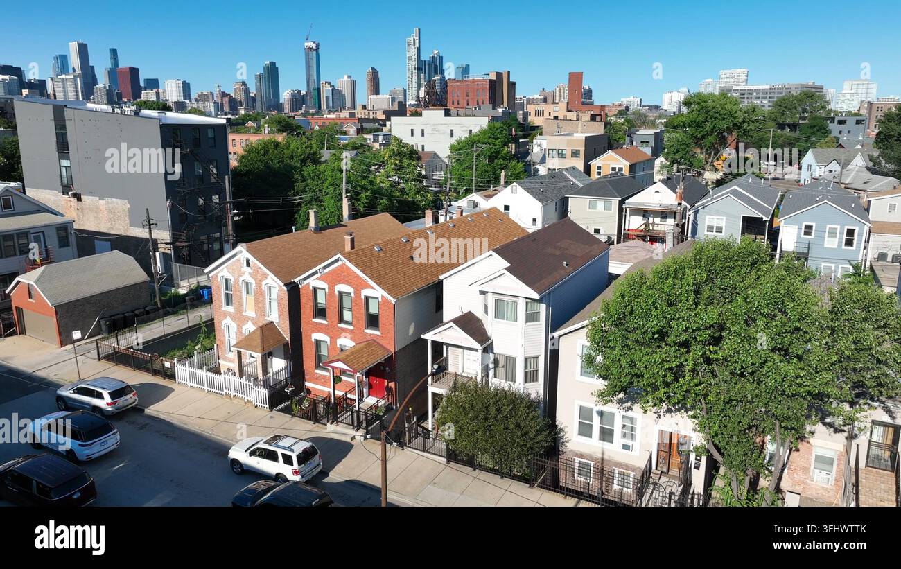 Quartiere periferico di Chicago. Veduta aerea di case e abitazioni con lo skyline di Chicago in una giornata estiva, Illinois. Foto Stock