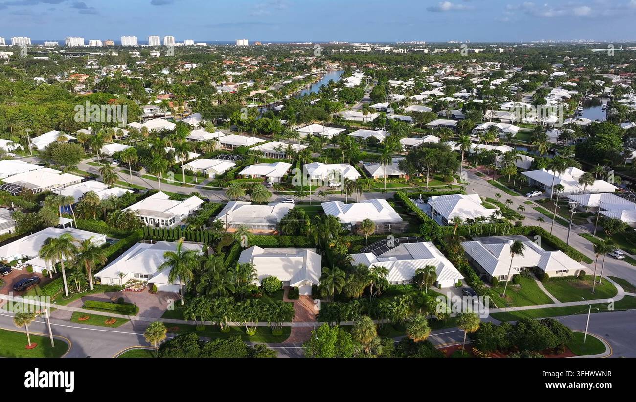 Vista aerea di case di lusso in una comunità golfistica recintata in Florida: sogno americano e sviluppo immobiliare suburbano, Boca Raton. Foto Stock