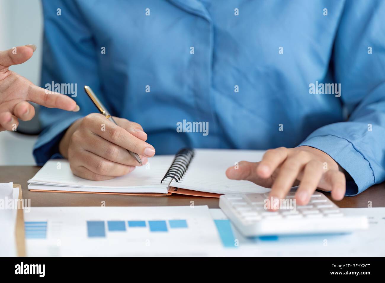 Pianificazione strategica. Uso professionale di calcolatrice e note per l'analisi finanziaria. Foto Stock
