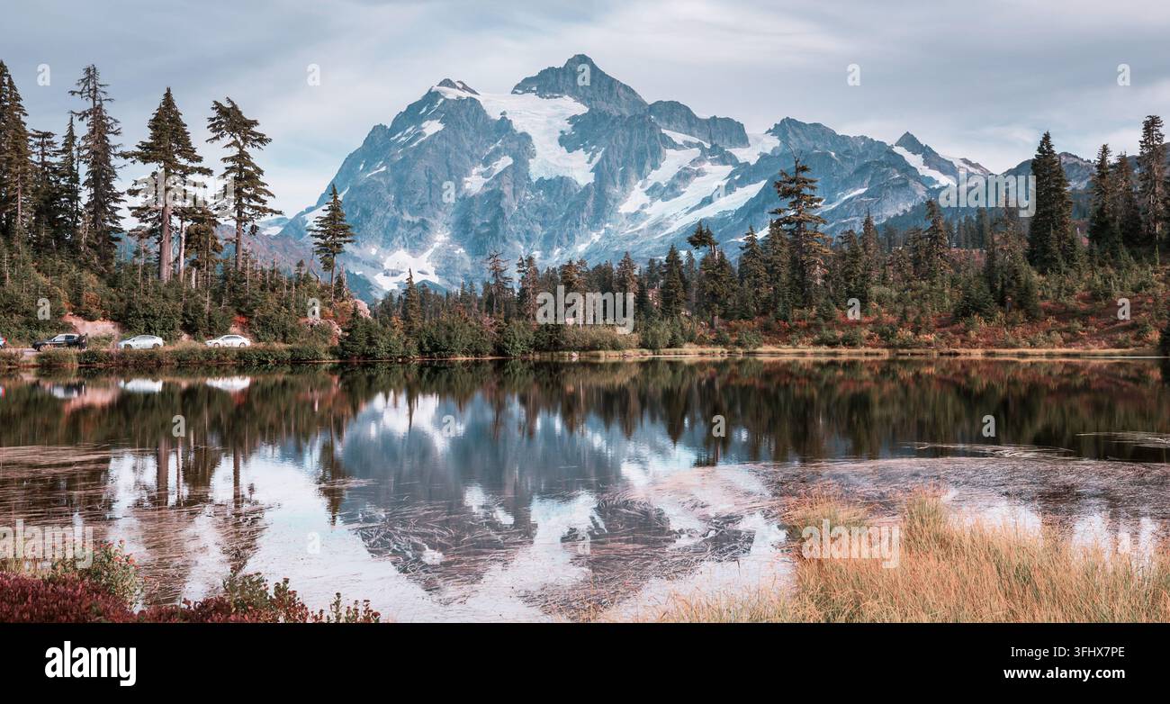 Scenic foto lago con mount Shuksan riflessione in Washington, Stati Uniti d'America Foto Stock