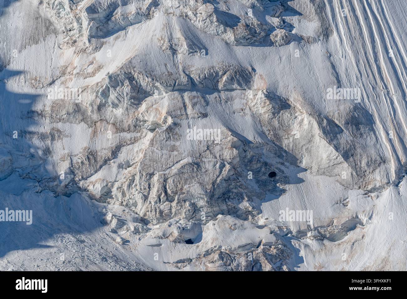 Majestosi modelli glaciali catturano la bellezza della natura in un paesaggio remoto e ghiacciato durante la luce del giorno Foto Stock
