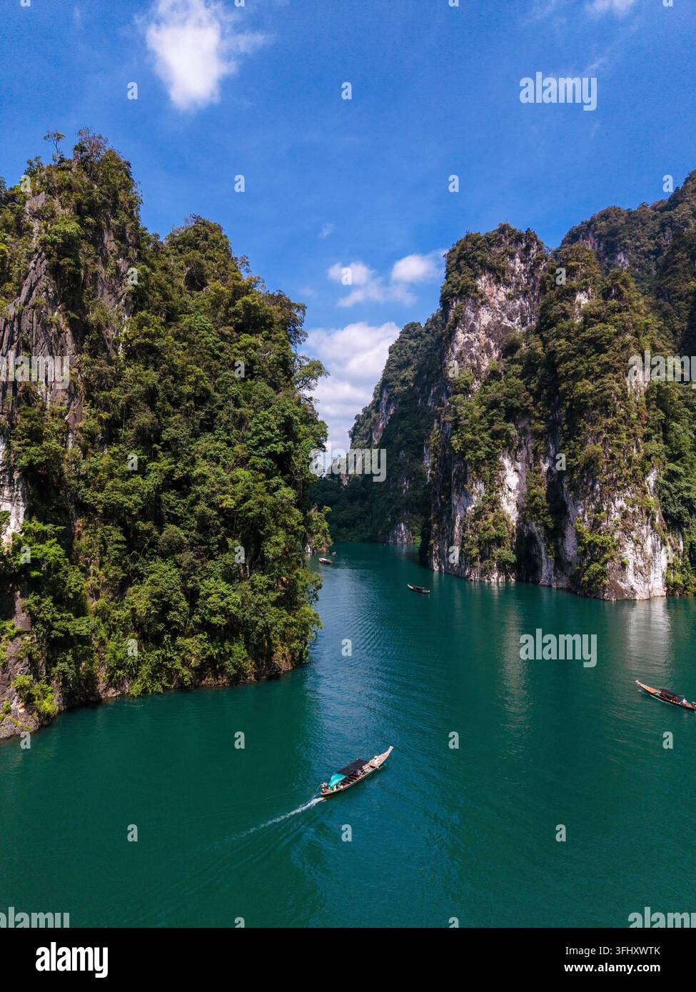Esplora il panorama mozzafiato del lago Cheow Lan a Khao Sok in Thailandia Foto Stock