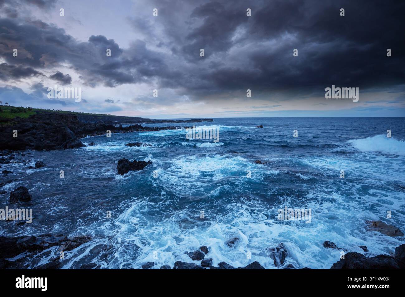 Spettacolari nuvole di tempesta sulla spiaggia Foto Stock