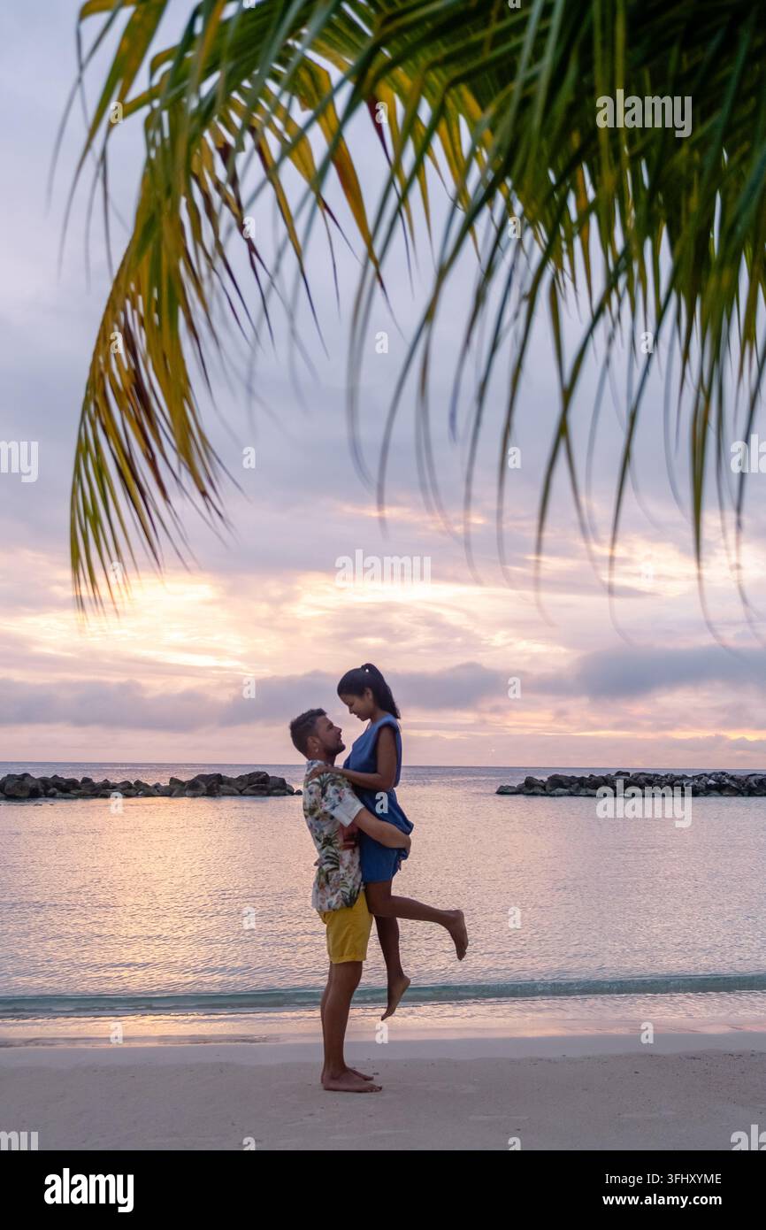 Momento romantico sulla spiaggia al tramonto a Willemstad, Curacao, una perfetta fuga per le vacanze Foto Stock