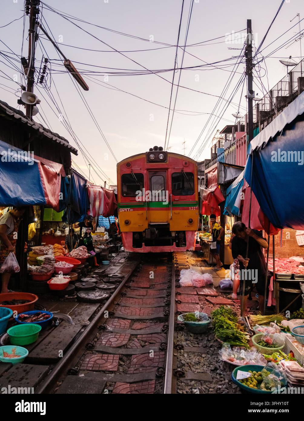 Colorato mercato ferroviario di Maeklong in Thailandia brulicante di attività il 5 dicembre 2025 Foto Stock