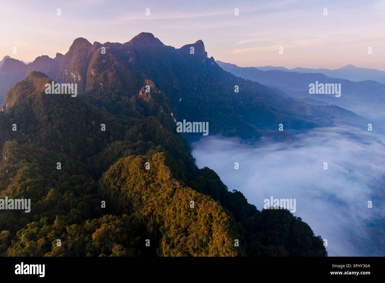 Esplora il paesaggio mozzafiato del Parco Nazionale di Khao Sok all'alba in Thailandia Foto Stock