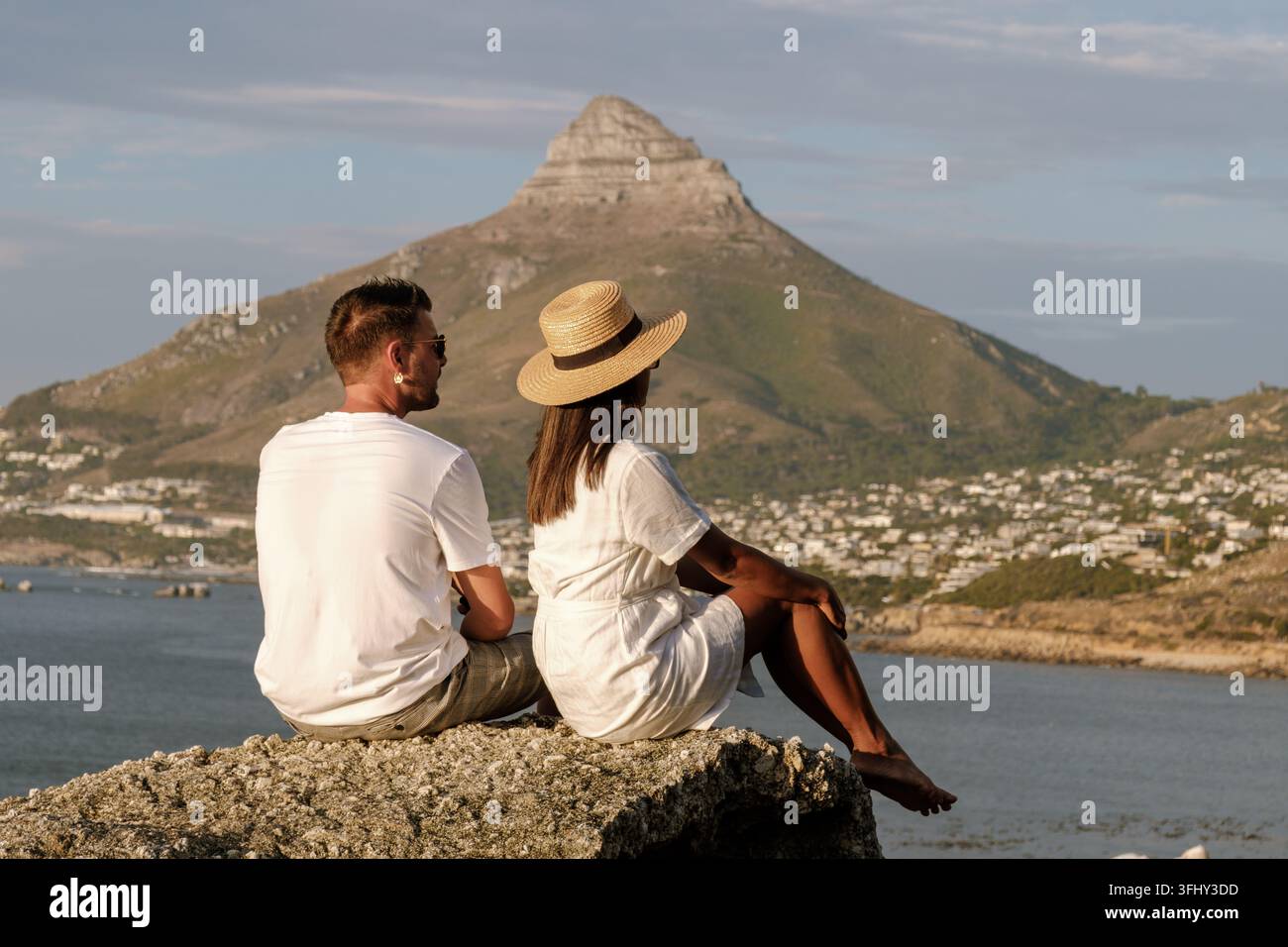 Coppia che gode delle viste panoramiche sul Tafelberg a Città del Capo, in Sudafrica, durante una giornata soleggiata Foto Stock
