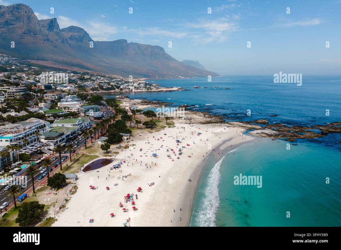 Spiaggia mozzafiato di Camps Bay con sabbie dorate e acque azzurre a Città del Capo, Sudafrica Foto Stock