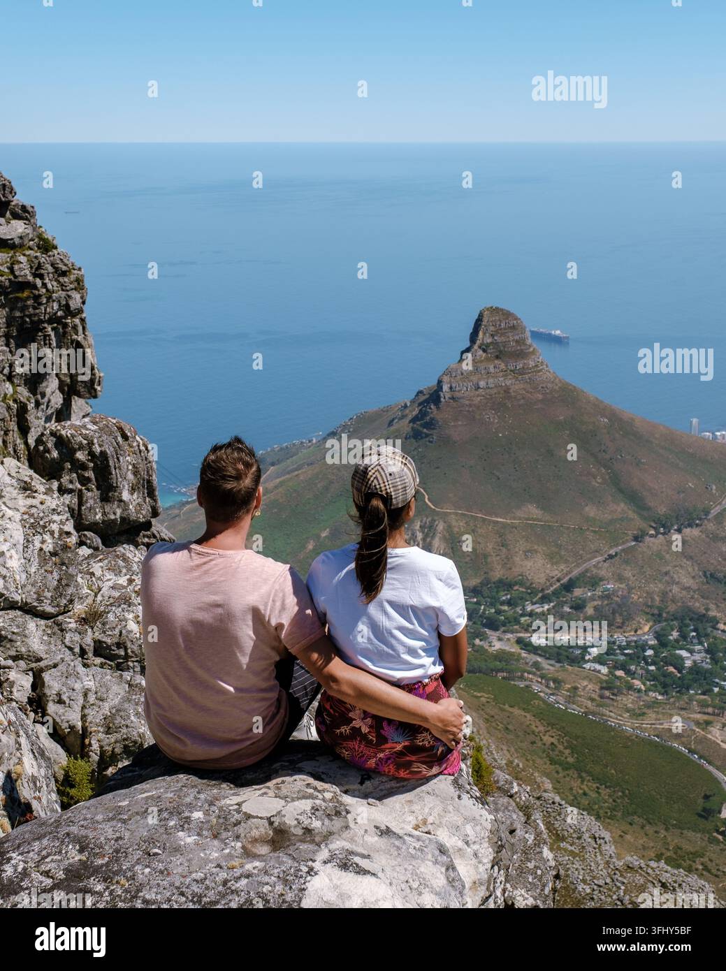 Coppia che gode delle viste panoramiche dal Monte della Tavola a Città del Capo, Sudafrica Foto Stock