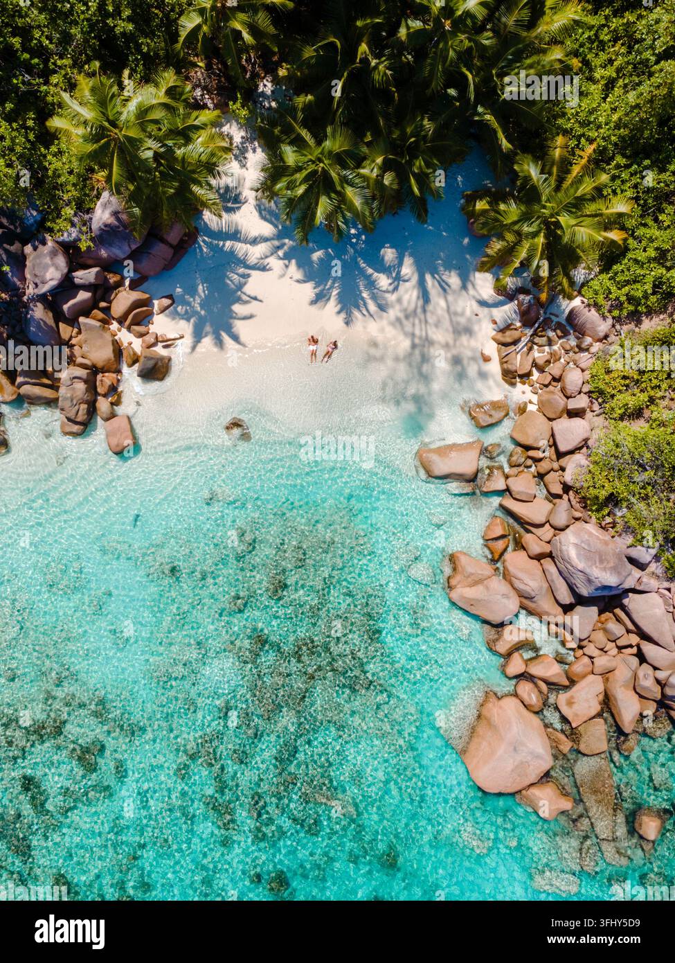 Bagna nel tranquillo splendore di Anse Lazio sull'isola di Praslin, paradiso tropicale delle Seychelles Foto Stock