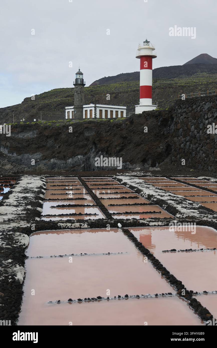 Riflesso dei faroi di Fuencaliente nelle saline di Salinas, La Palma, Isole Canarie Foto Stock