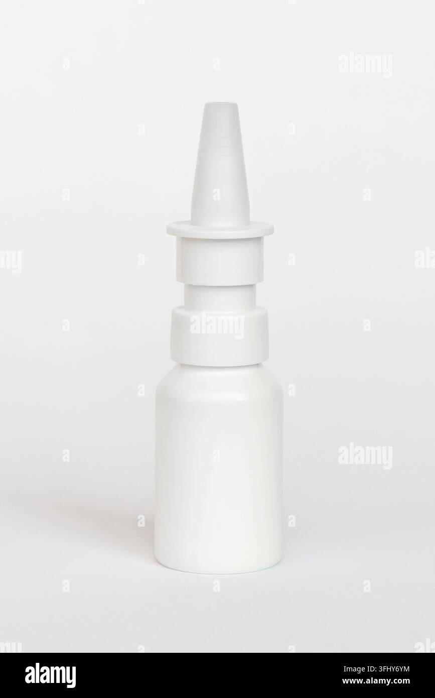Flacone in plastica piccolo modello con pipetta, con tappo, vaso per gocce per il trattamento di naso, orecchie, sullo sfondo. Foto Stock