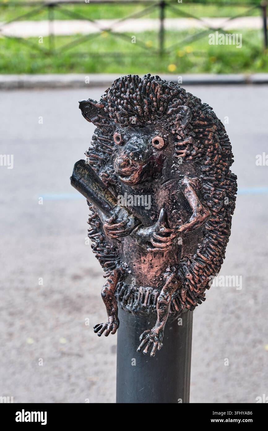 Scultura in bronzo di un riccio che tiene un corno vicino al Museo della Capra a Tver, Russia Foto Stock