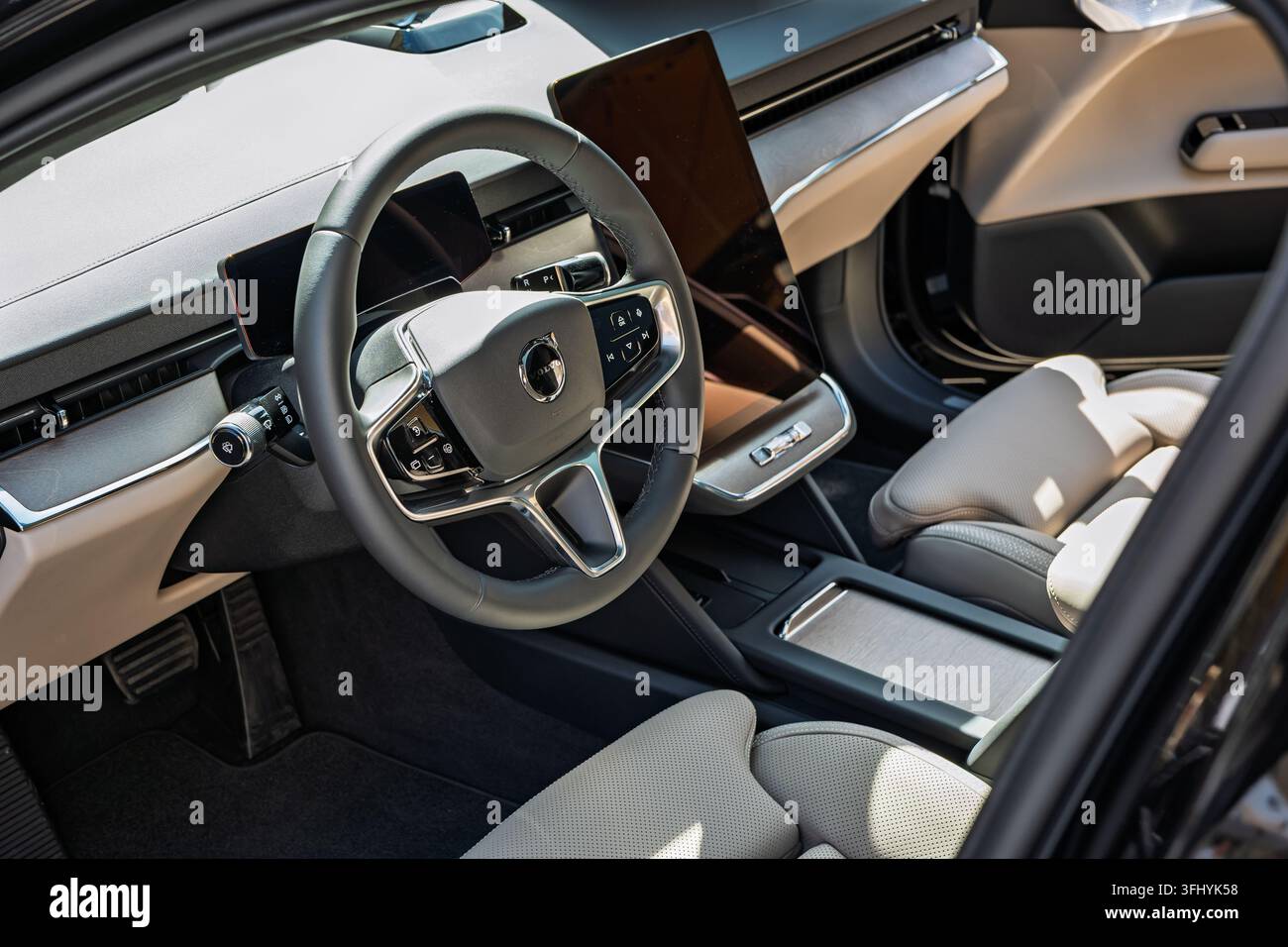Kemptthal, Lindau, Svizzera, 13 settembre 2026. Ampia vista interna dell'abitacolo anteriore, del volante e della console centrale verticale di una nuova auto elettrica Volvo ES90 Foto Stock