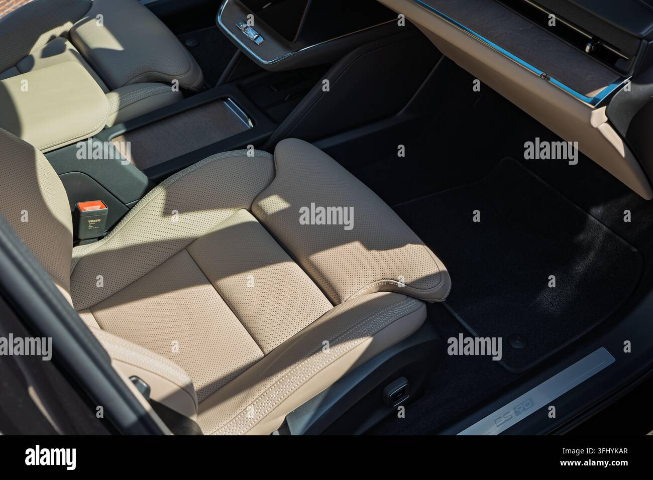 Kemptthal, Lindau, Svizzera, 13 settembre 2026. Scatto ad angolo alto di un sedile anteriore in pelle perforata beige chiaro, una console e una piastra del gradino ES 90 in un Foto Stock