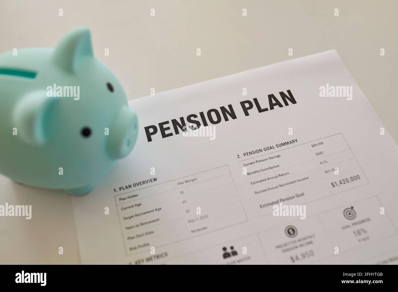 Banca del salvadanaio e documento del piano pensionistico per il risparmio in pensione e le finanze Foto Stock