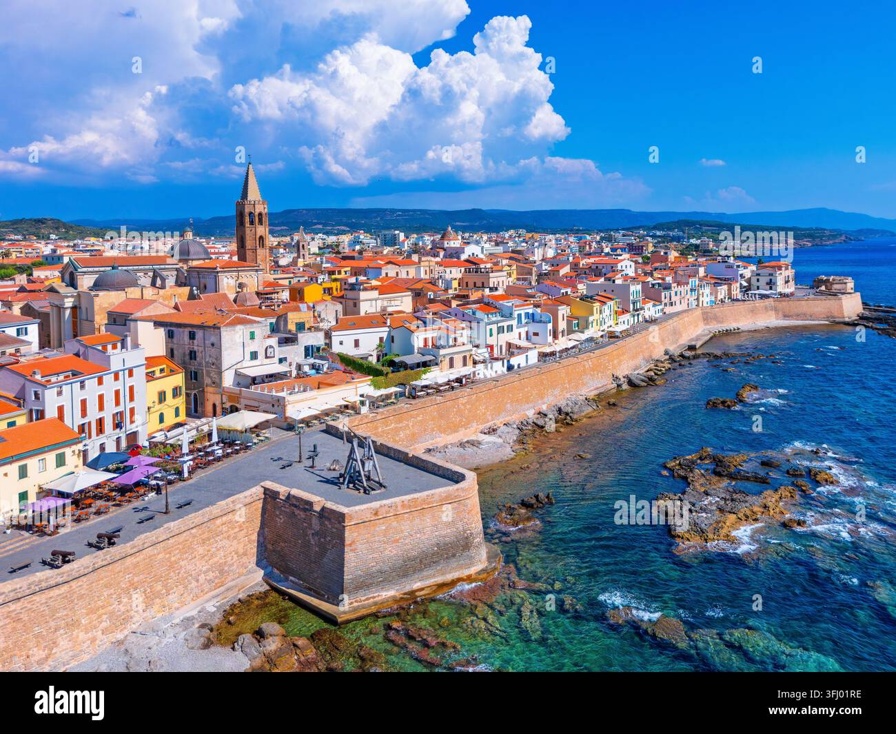 Alghero, Sardegna, Italia. Veduta aerea della città vecchia di Alghero. Foto Stock