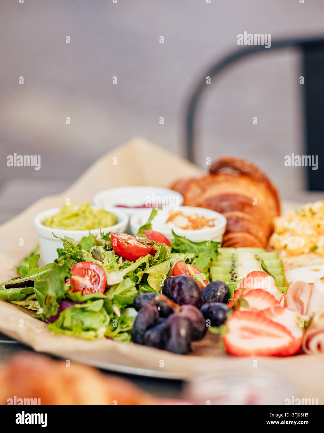 Bellissimo vassoio di brunch fresco con frutta e croissant Foto Stock