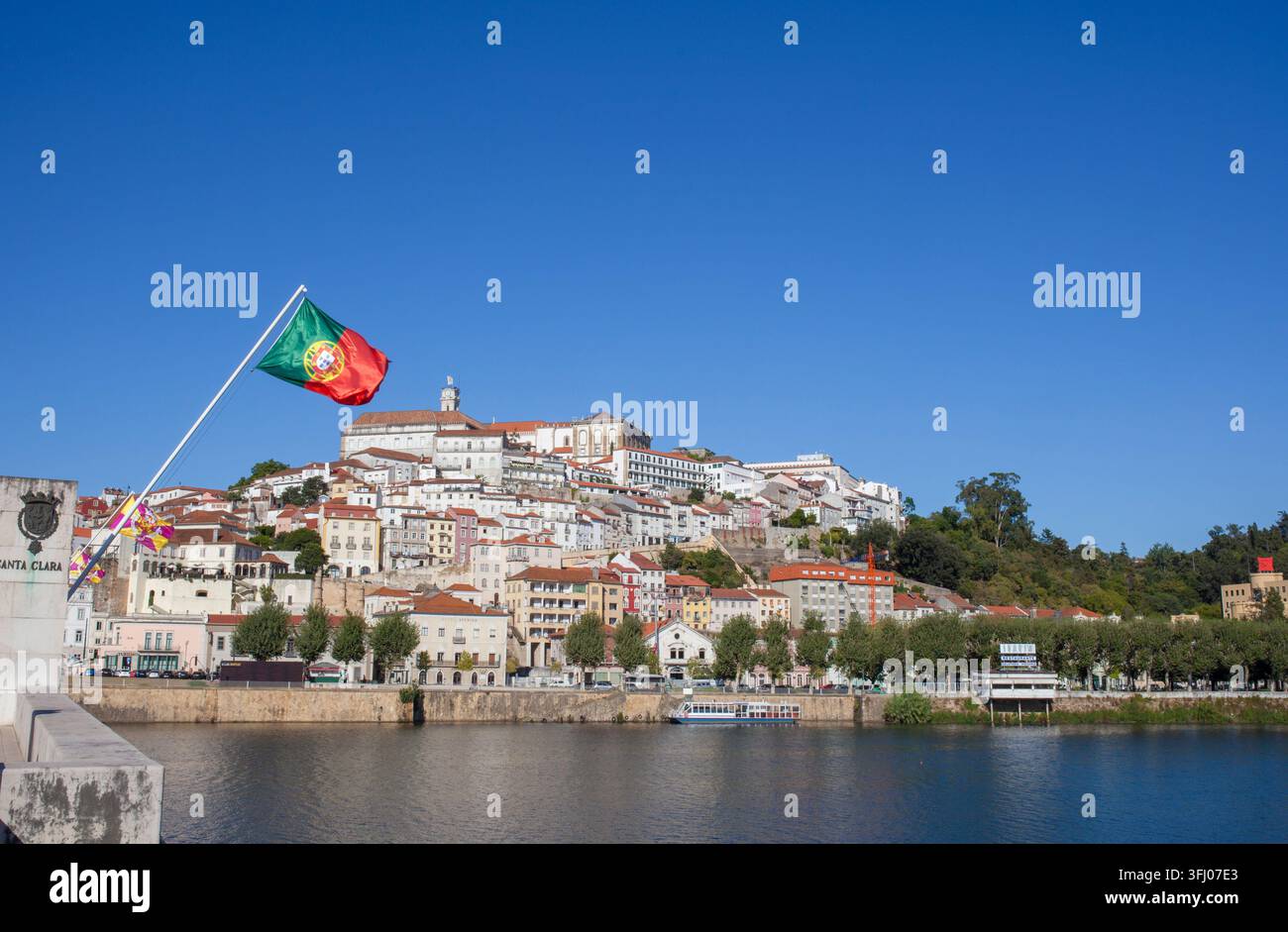 Vista della vecchia città di Coimbra dal ponte di Santa Clara con Portogallo f Foto Stock