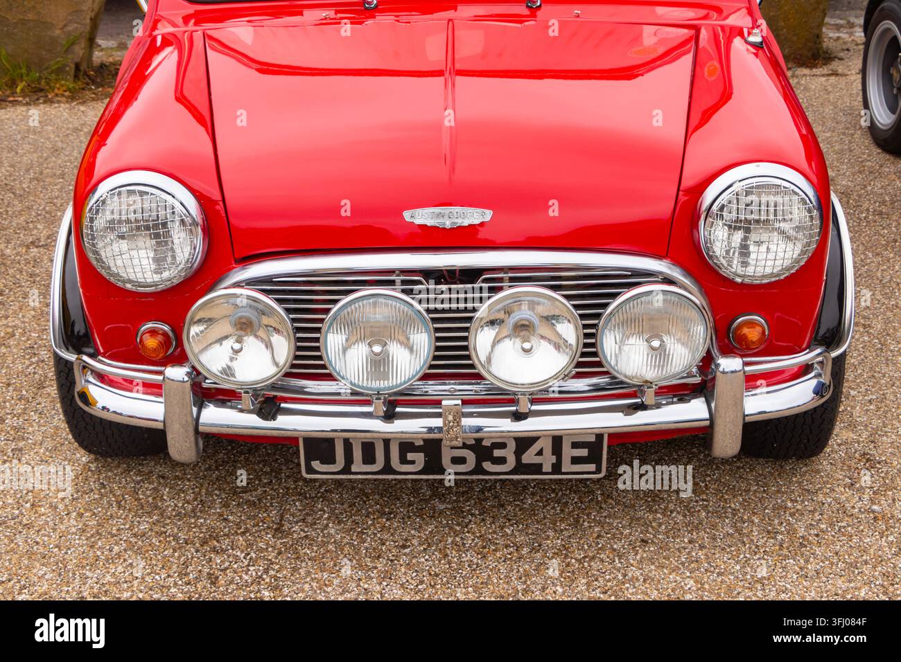 Vista frontale di un'auto da rallye rossa Austin Mini Cooper parcheggiata all'aperto nel Regno Unito Foto Stock