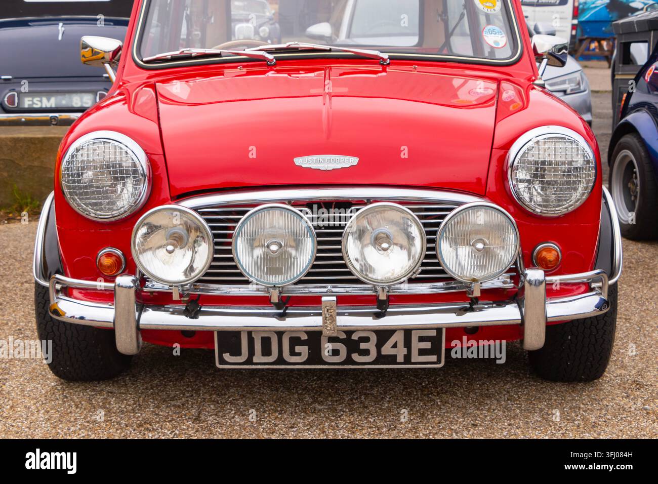 Vista frontale di un'auto da rallye rossa Austin Mini Cooper parcheggiata all'aperto nel Regno Unito Foto Stock