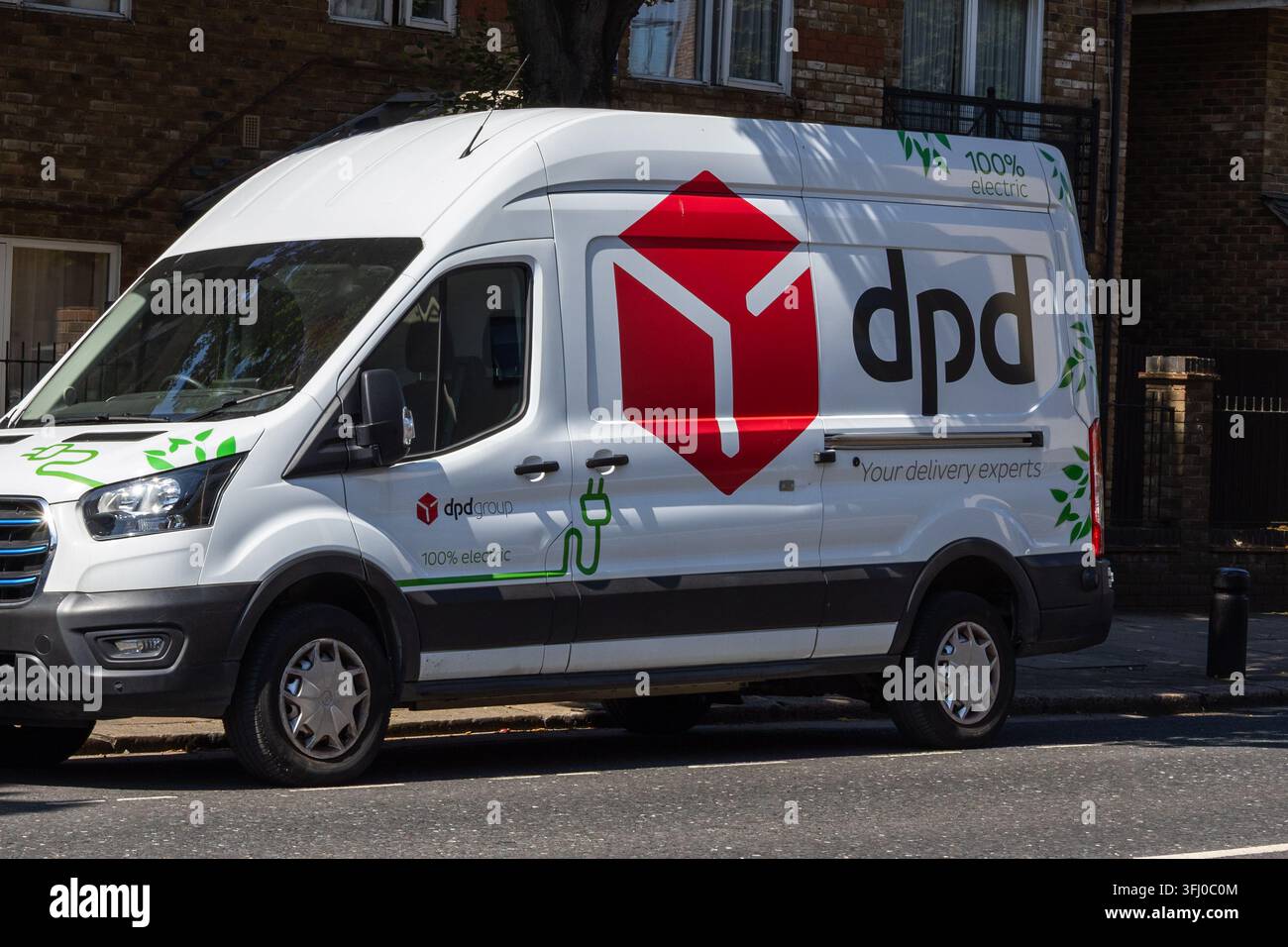 Furgone di consegna DPD parcheggiato in una strada urbana. Londra, Regno Unito, 28 luglio 2024 Foto Stock