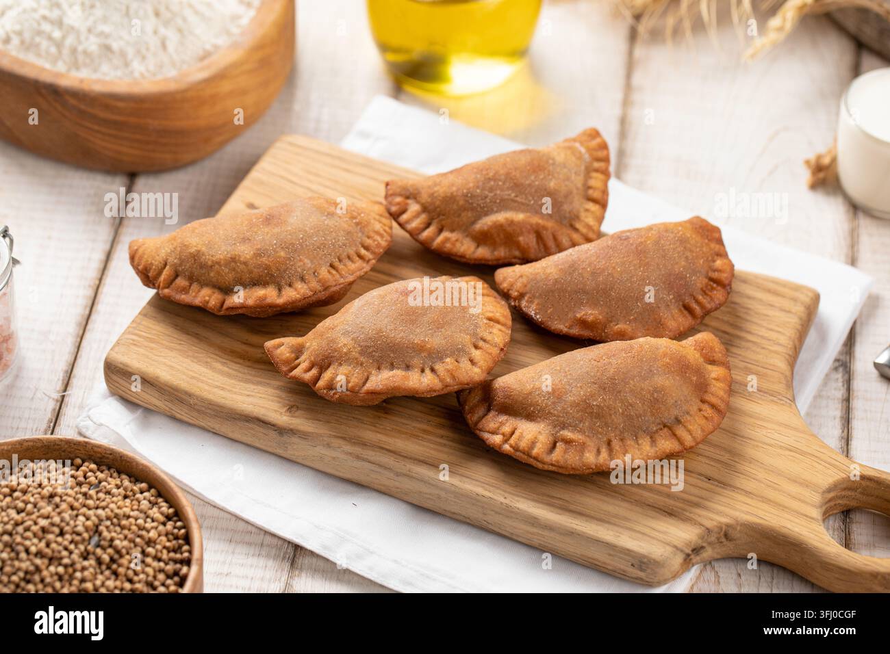 Mini pasticcini chebureki fritti su tavola di legno Foto Stock